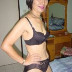 femme asiatique en lingerie