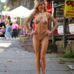 exhibe femme nue dans la rue